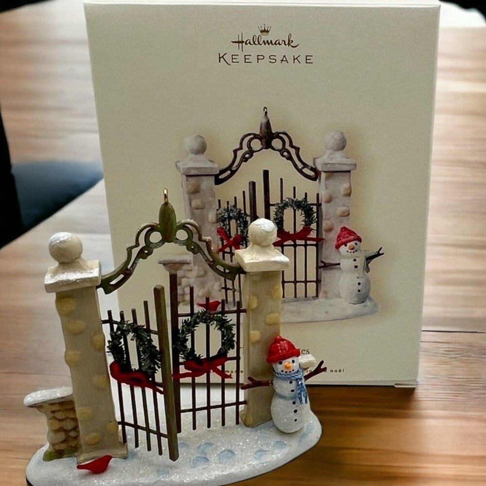 Hallmark Keepsake 2007 The Park Gates Winter Park Christmas Ornament Snowman